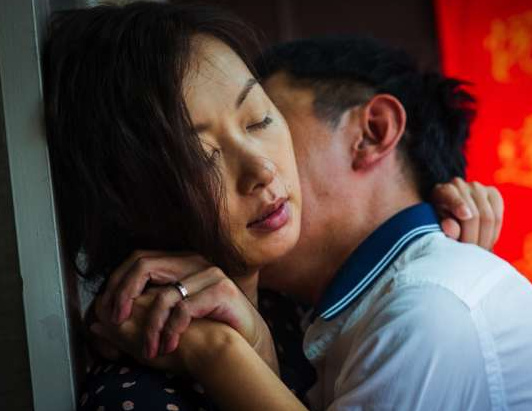 中年人妻偷吃 小21歲鮮肉 大搞不倫戀 出庭嫌他 下面細小 被戴綠帽的老公當場 News App