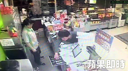 40歲失業父搶超商,沒想到他竟遞紙條給店員「我願意用自由換...」背後原因讓網友都哭了! 1 26 2