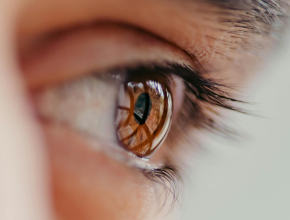 左上眼皮一直跳是財運來了？還是身體警訊？迷信與真相一次搞懂