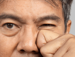 左右眼皮一直跳是怎麼回事？原因、徵兆與改善方式一次看懂